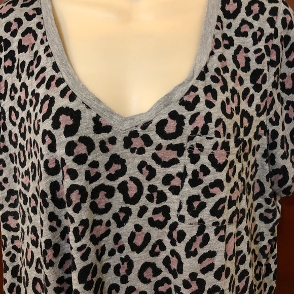 Torrid | Classic Fit V-Neck Pocket Tee Leopard - Picture 5 of 9